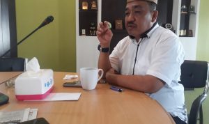 Ketua Dekab Bonebol Halid Tangahu saat di wawancarai media
