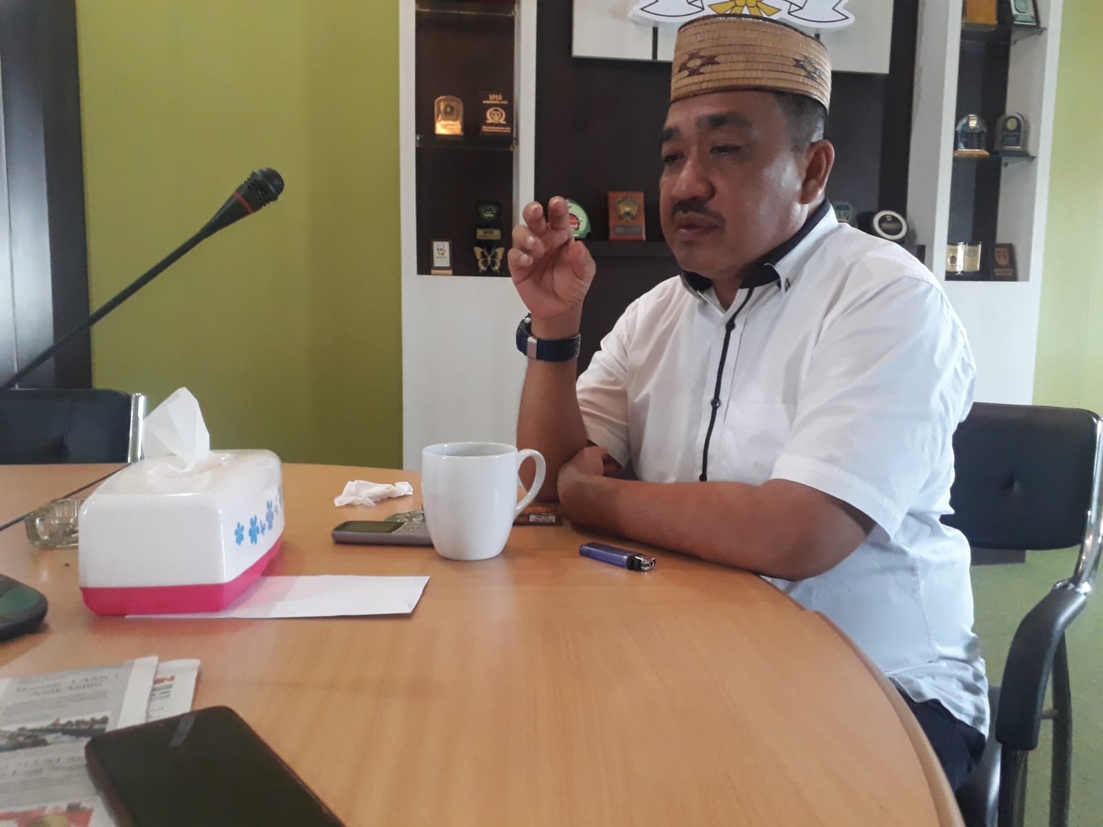 Ketua Dekab Bonebol Halid Tangahu saat di wawancarai media