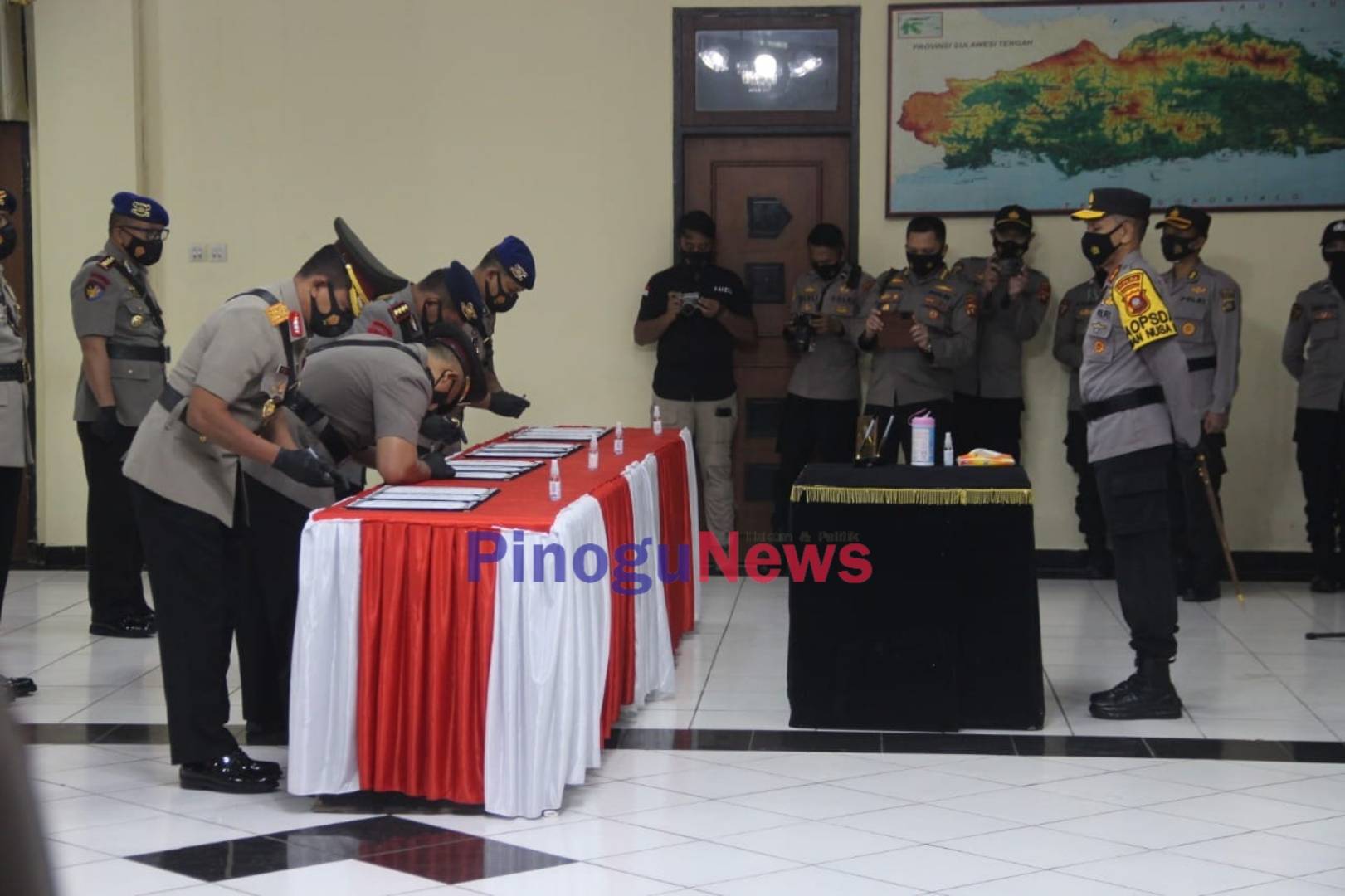 Kapolda Gorontalo saat memimpin upacara Sertijab