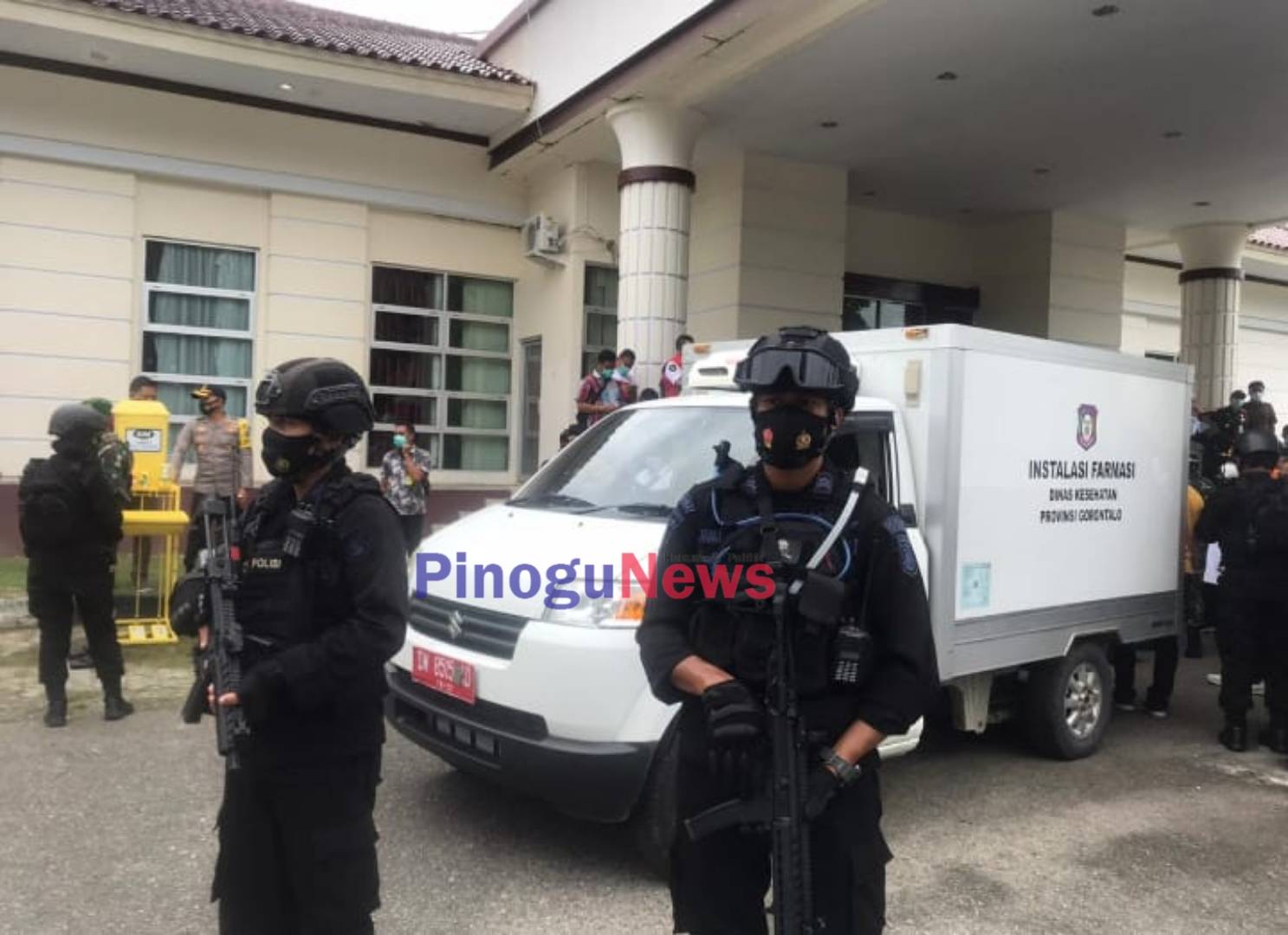Satbrimobda Gorontalo saat mengamankan vaksin sinovac