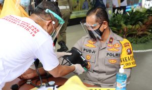 Wakapolda Gorontalo saat di vaksin