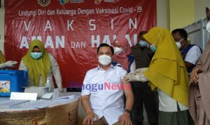 Wakil Walikota Gorontalo saat melakukan proses penyuntikan vaksin (Foto: Bayu Harundja)