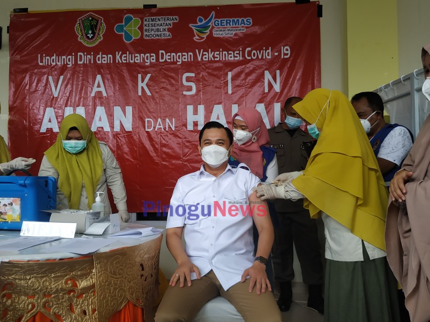 Wakil Walikota Gorontalo saat melakukan proses penyuntikan vaksin (Foto: Bayu Harundja)