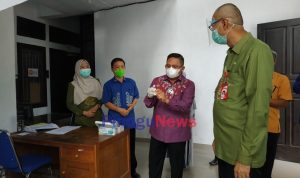 Walikota Gorontalo saat meninjau instalasi farmasi