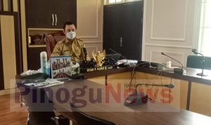 Wakil Walikota Gorontalo Ryan F. Kono Saat Video Konferensi di ruangannya