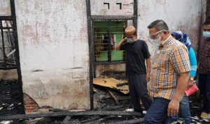 Walikota Gorontalo Marten Taha berkunjung ke rumah korban kebakaran