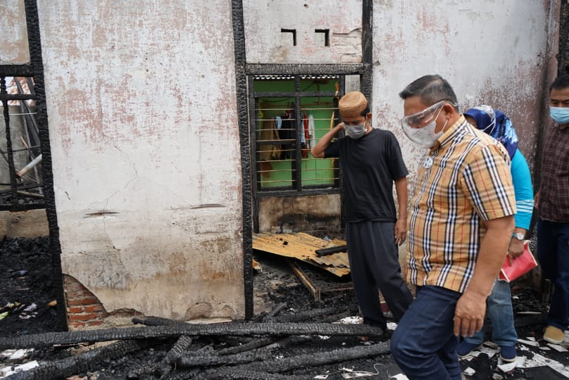 Walikota Gorontalo Marten Taha berkunjung ke rumah korban kebakaran