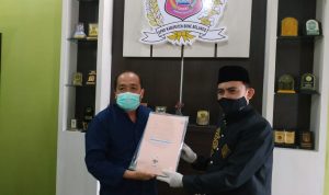 Ketua KPU menyerahkan hasil pleno kepada Ketua DPRD Bonebol