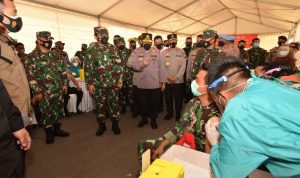 Panglima TNI bersama Kapolri Tinjau Pelaksanaan Vaksinasi anggota TNI/POLRI