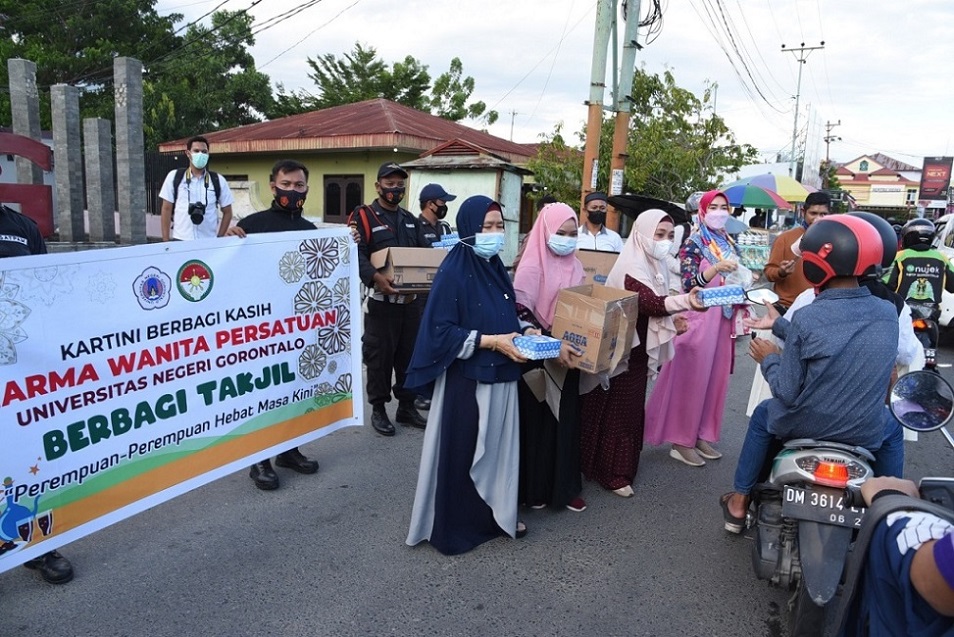 DWP Berbagi Keberkahan Ramadhan dengan Bagikan Ratusan Paket Takjil