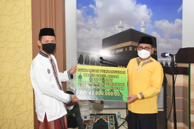 Walikota Gorontalo serahkan bantuan pembangunan Masjid Darul Arqam Kota Gorontalo