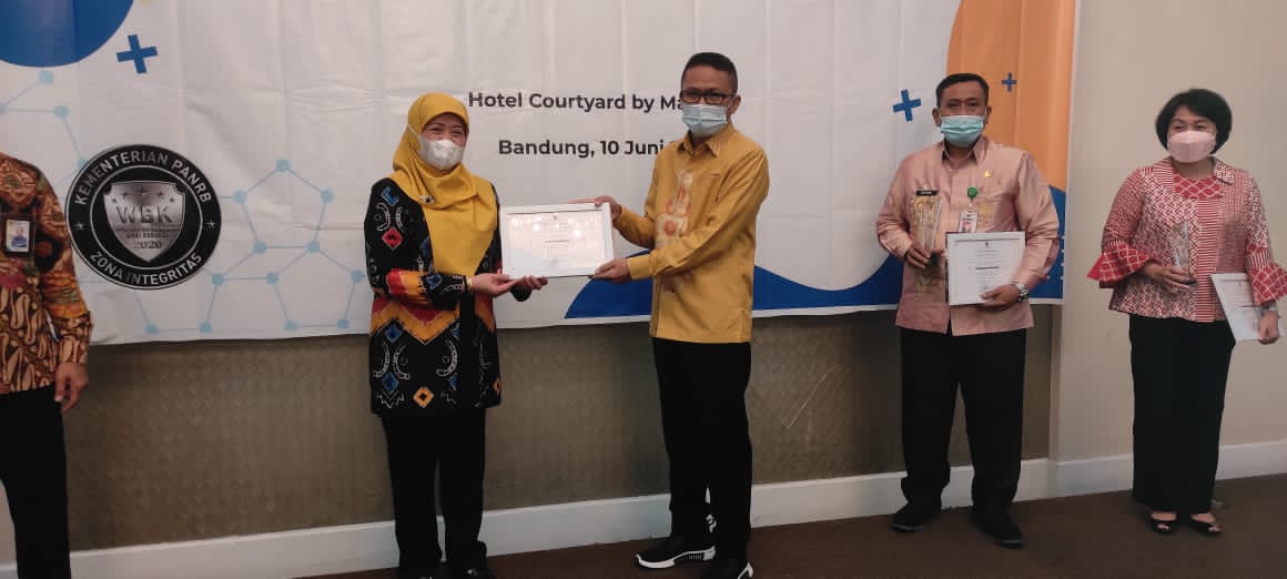Penghargaan yang diterima Pemerintah Kota Gorontalo dari BKN Kanreg IX Award tahun 2021.